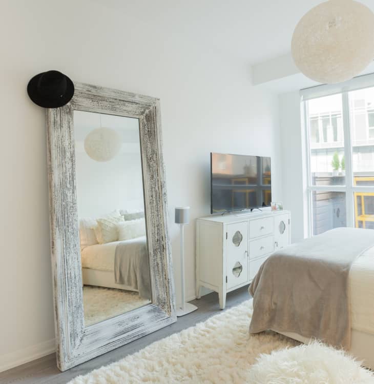 آینه قدی در اتاق خواب  یک تغییر زیبا ایجاد می کند